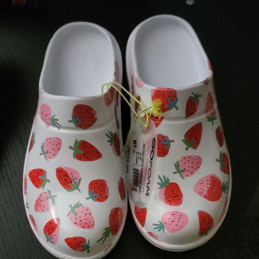 OOFOS OOClogs Limited Strawberry Patch